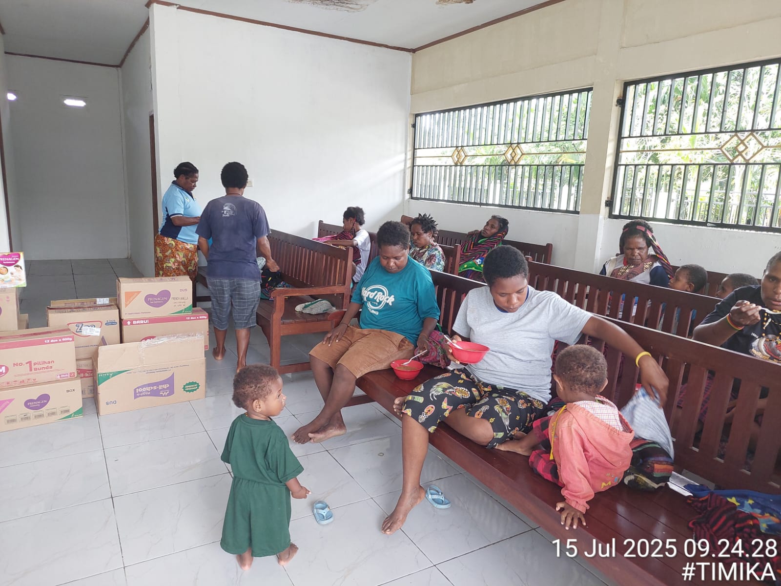 Suasana pelayanan posyandu di Kampung Tioka Kencana