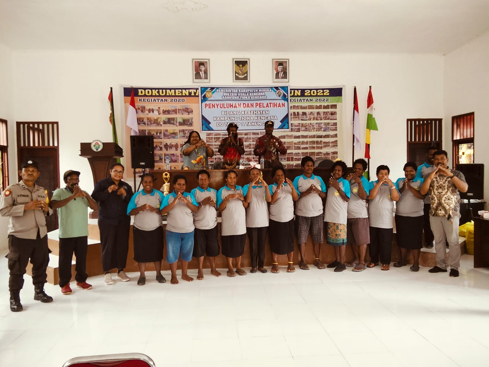 Foto bersama Kepala Kampung Tioka Kencana, Elmi Wungga, Sekertaris Kampung Tioka Kencana, Andi Shahrul, Kepala Distrik Kuala Kencana, bersama kader Posyandu dan PKK