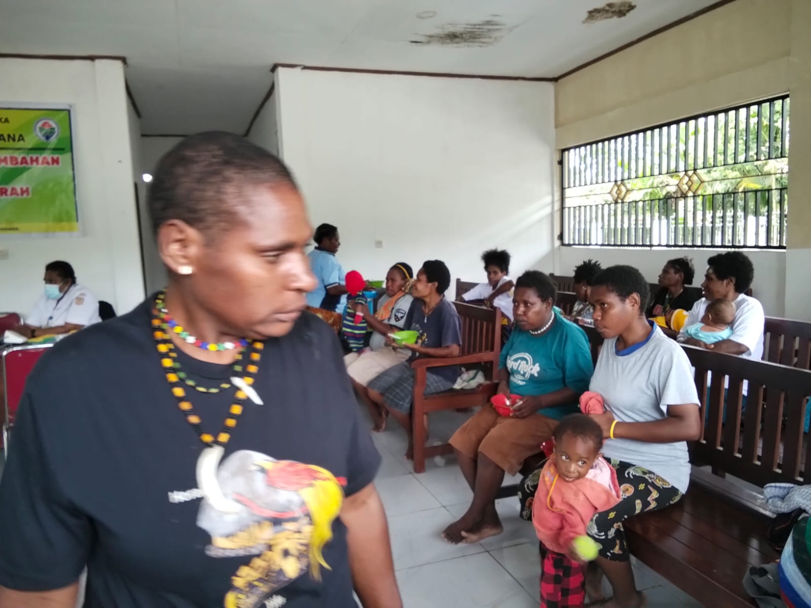 Warga Kampung Tioka Kencana saat menerima pemberian makanan tambahan