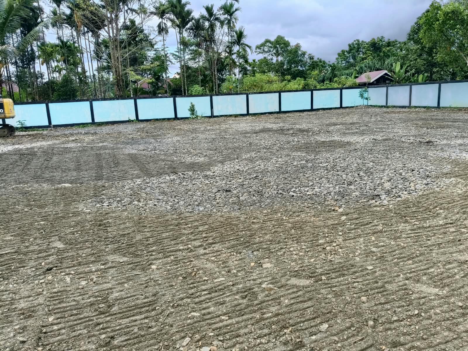 Tampak halaman Kantor Kampung Karya Kencana yang sudah dirapikan 