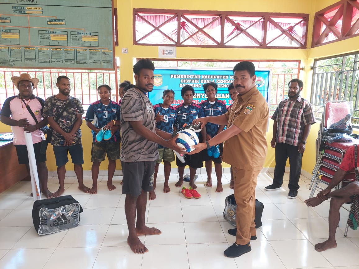 Sekertaris Kampung Tioka Kencana Andi shahrul Akbar saat menyerahkan pakaian dan fasilitas olahraga secara simbolis kepada pemuda pemudi kampung Tioka Kencana