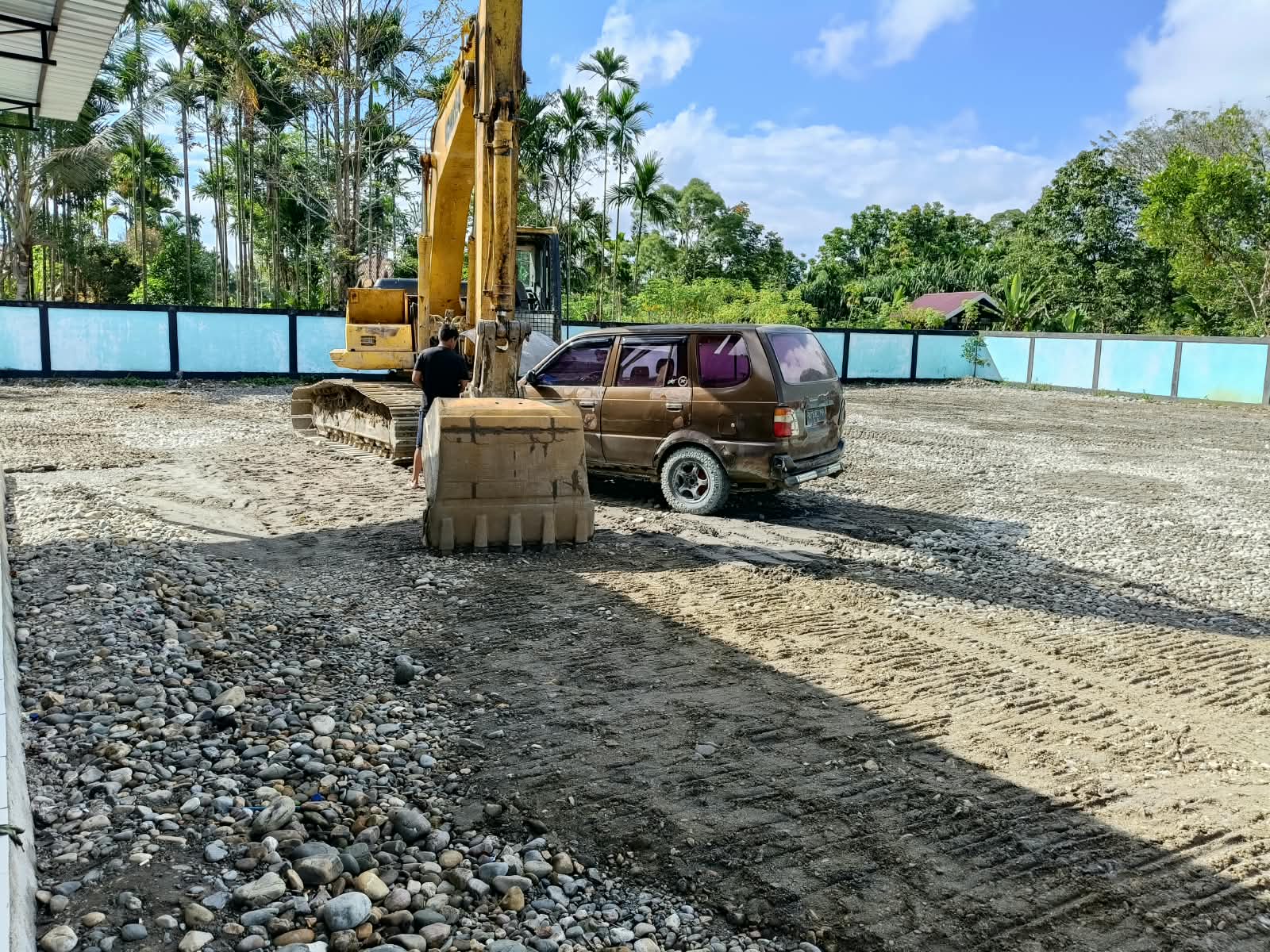 Tampak alat berat saat merapikan timbunan dihalaman Kantor Kampung Karya Kencana 