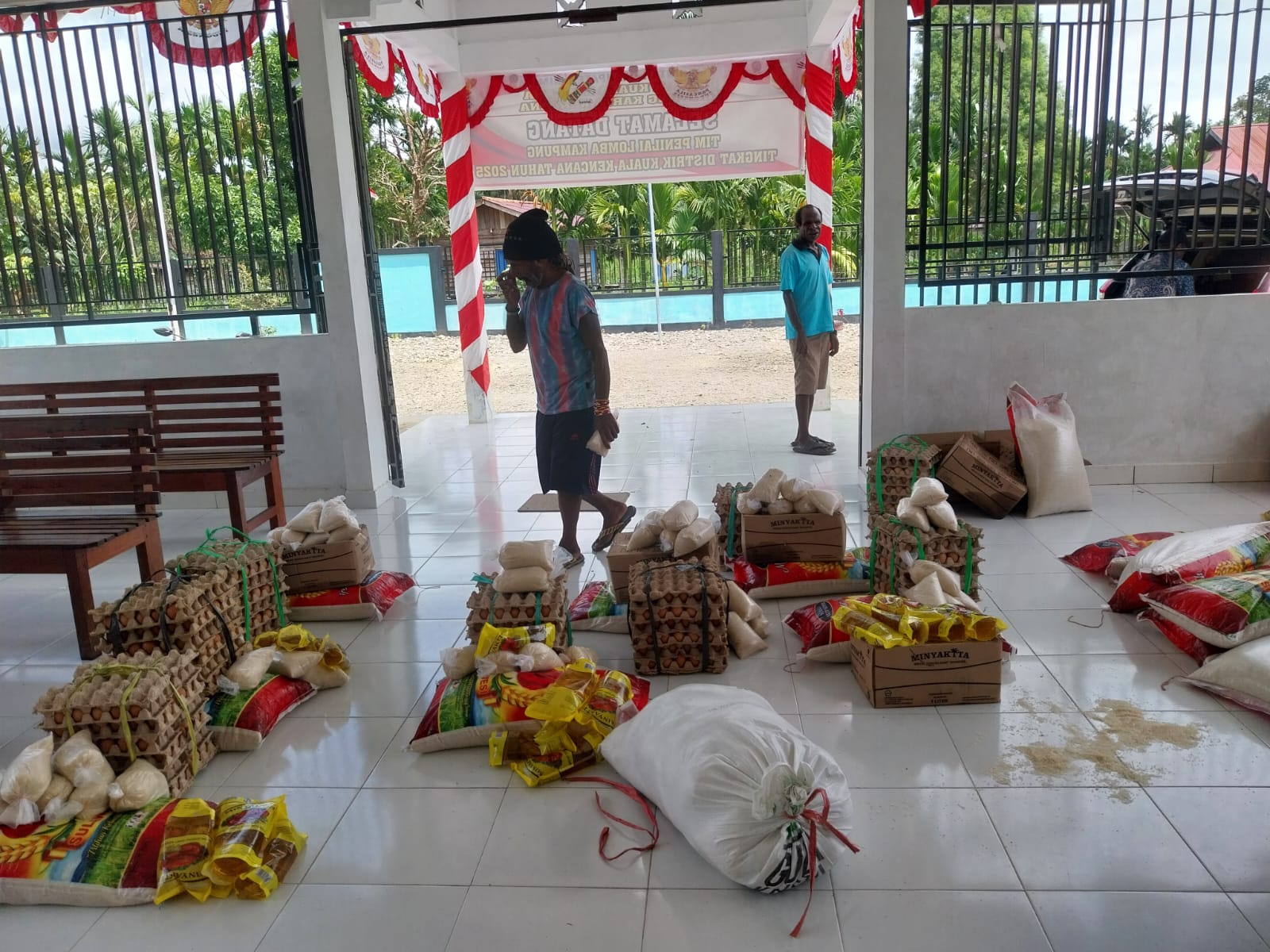 Aparatur kampung saat memisahkan bantuan untuk selanjutnya diberikan kepada warga