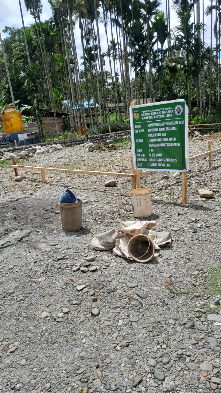 Spanduk kegiatan yang telah dipasang dilokasi pembangunan Kantor Kampung Bintang Lima
