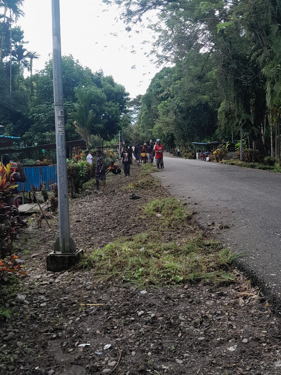Warga membersihkan Parit dan mencabut rumput