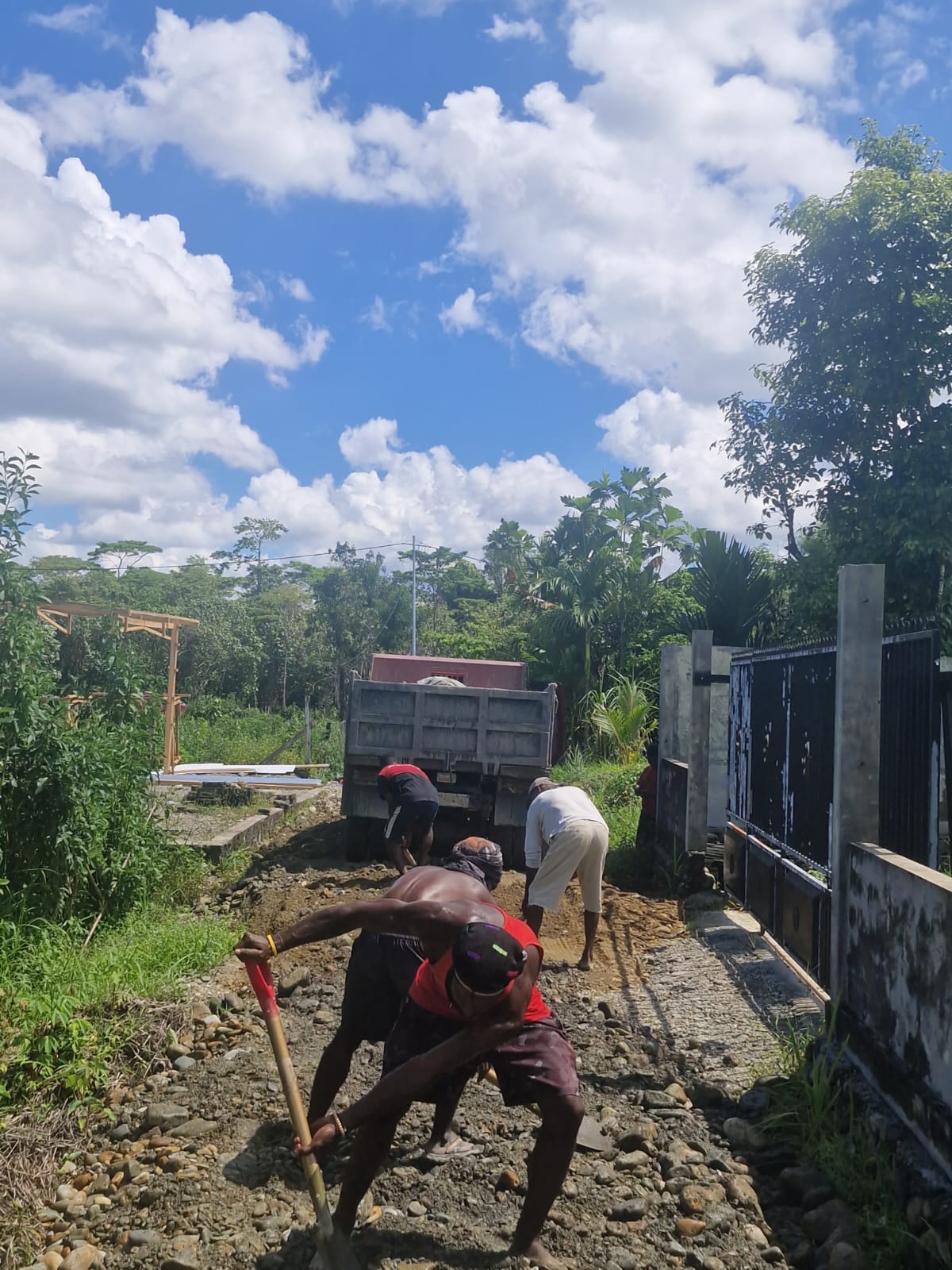 Proses penimbunan jalan di RT 8, Kampung Jimbi