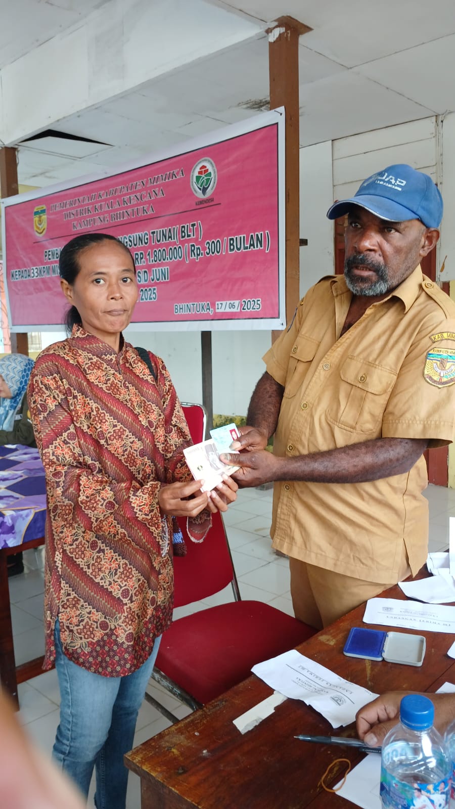 Kaur Kesra Kampung Bhintuka Derpen Tabuni saat menyerahkan bantuan langsung tunai kepada warga