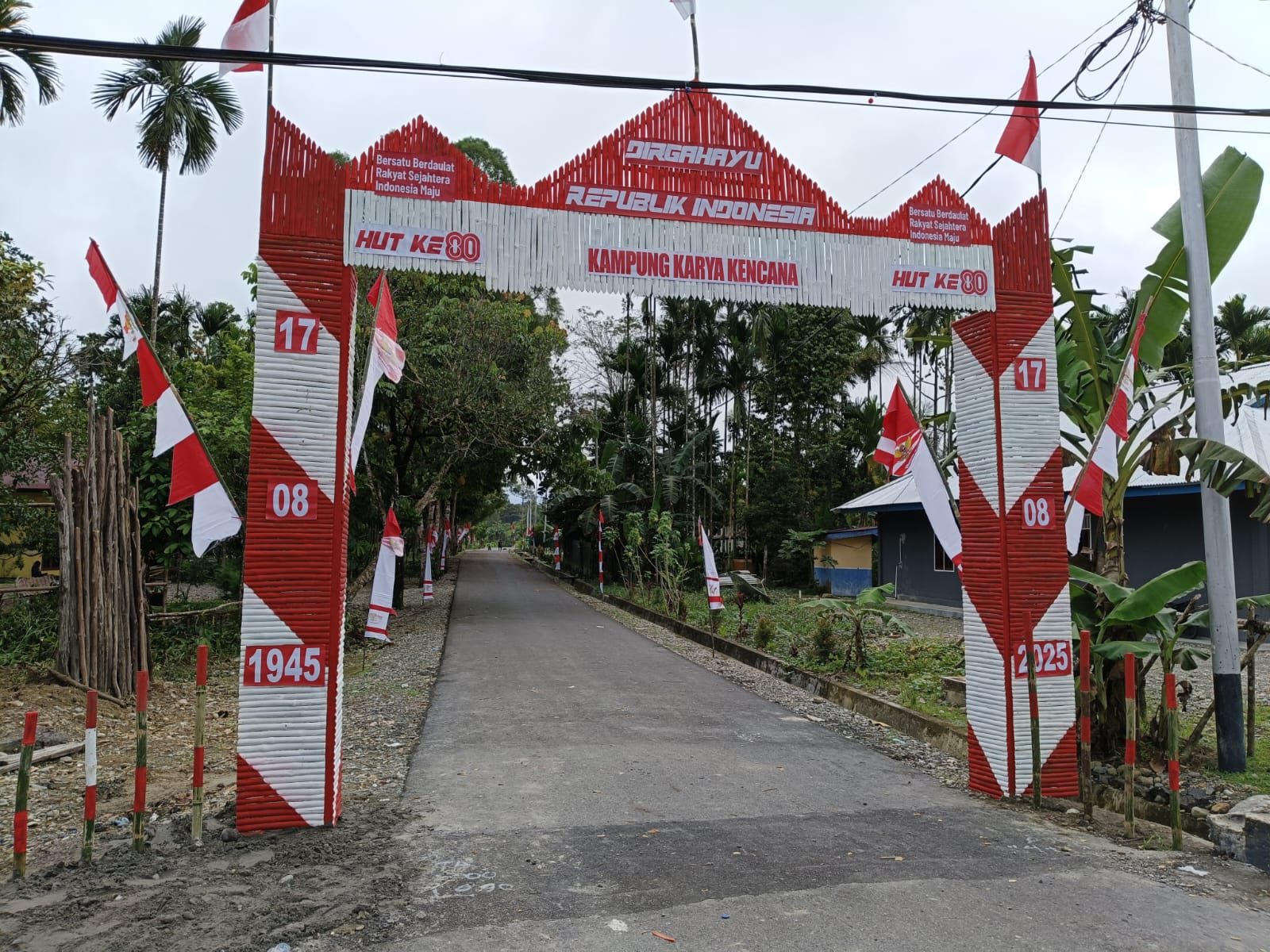Warga Kampung Karya Kencana telah selesai membangun gapura