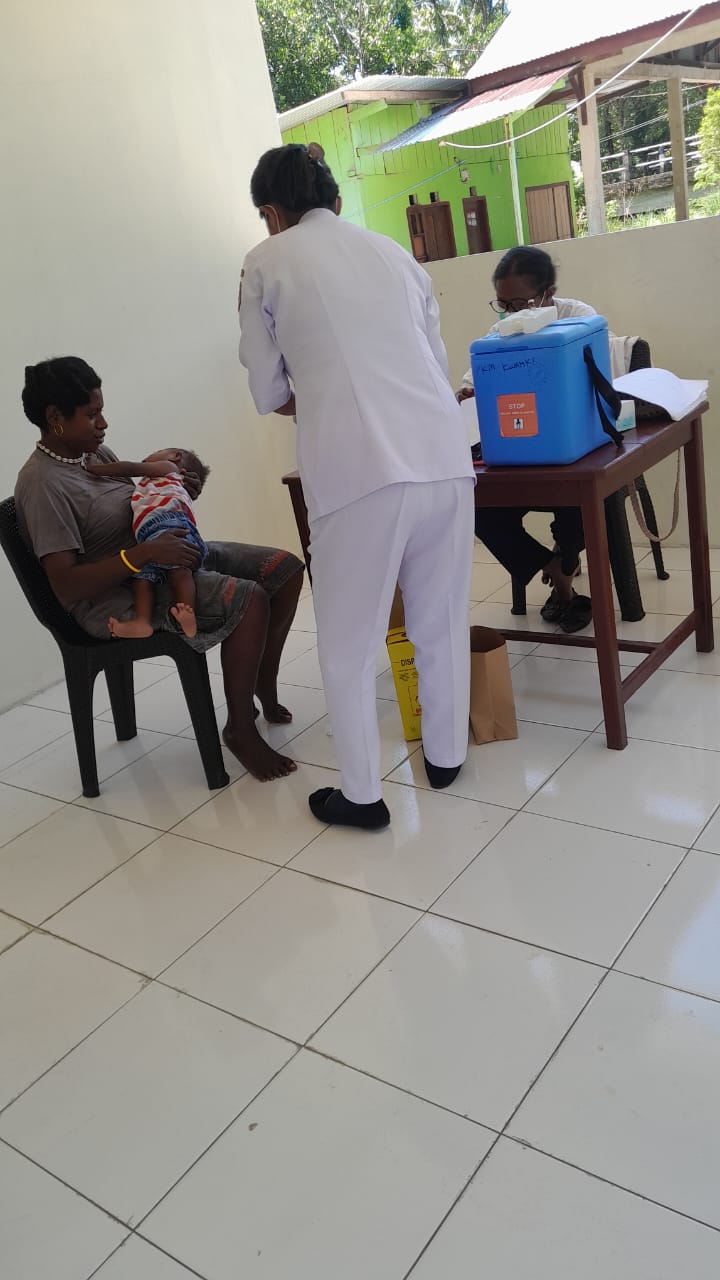 Seorang ibu saat membawa anaknya untuk mendapatkan pelayanan kesehatan pada saat posyandu di Kantor Kampung Bintang Lima 