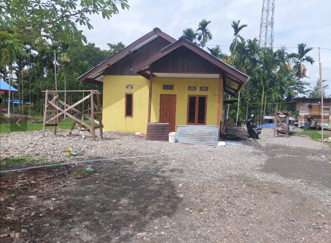 Tampak bagian depan rumah yang sementara dalam tahap penyelesaian 