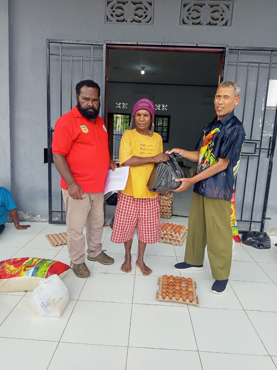 Penyaluran bantuan sembako yang dilakukan oleh Kampung Utikini I kepada warganya