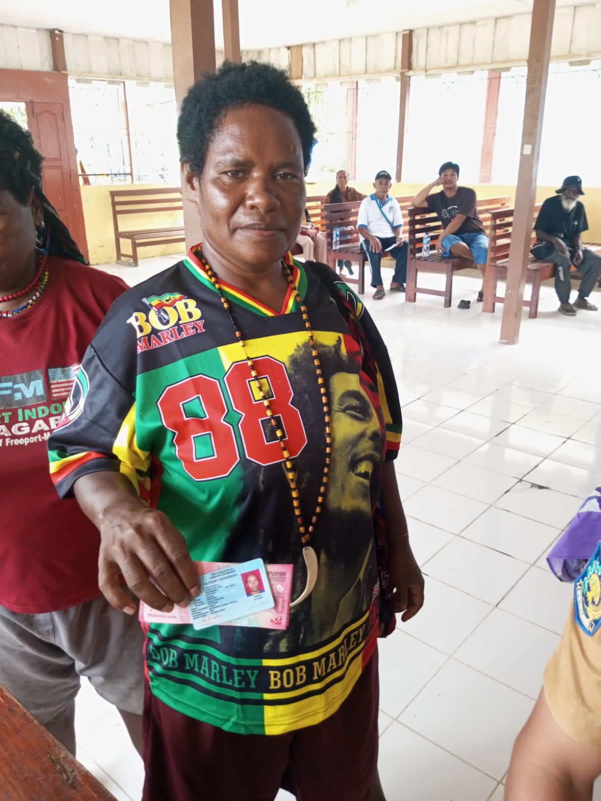 Seorang ibu yang memperlihatkan BLT yang diterimanya 