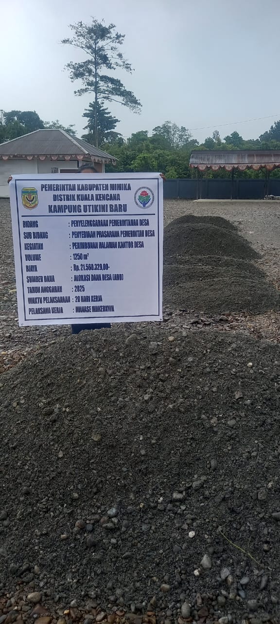 Spanduk kegiatan yang dipasang di sela-sela warga meratakan timbunan