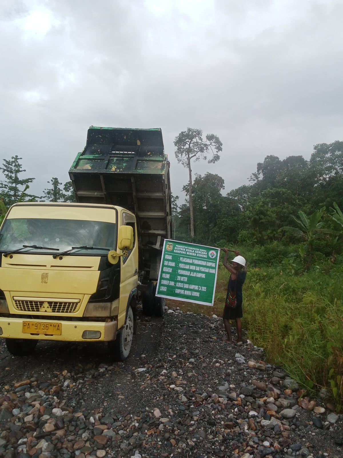 Proses penimbunan jalan tani di Kampung Mimika Gunung 