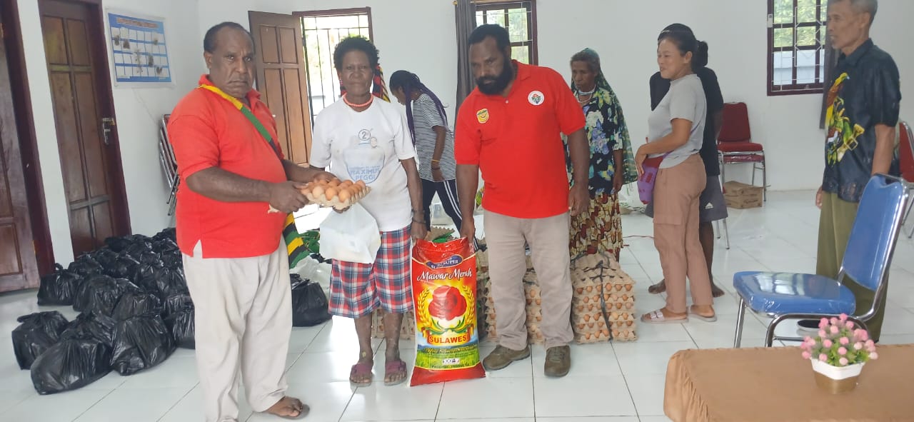 Penyaluran bantuan sembako yang dilakukan oleh Kampung Utikini I kepada warganya
