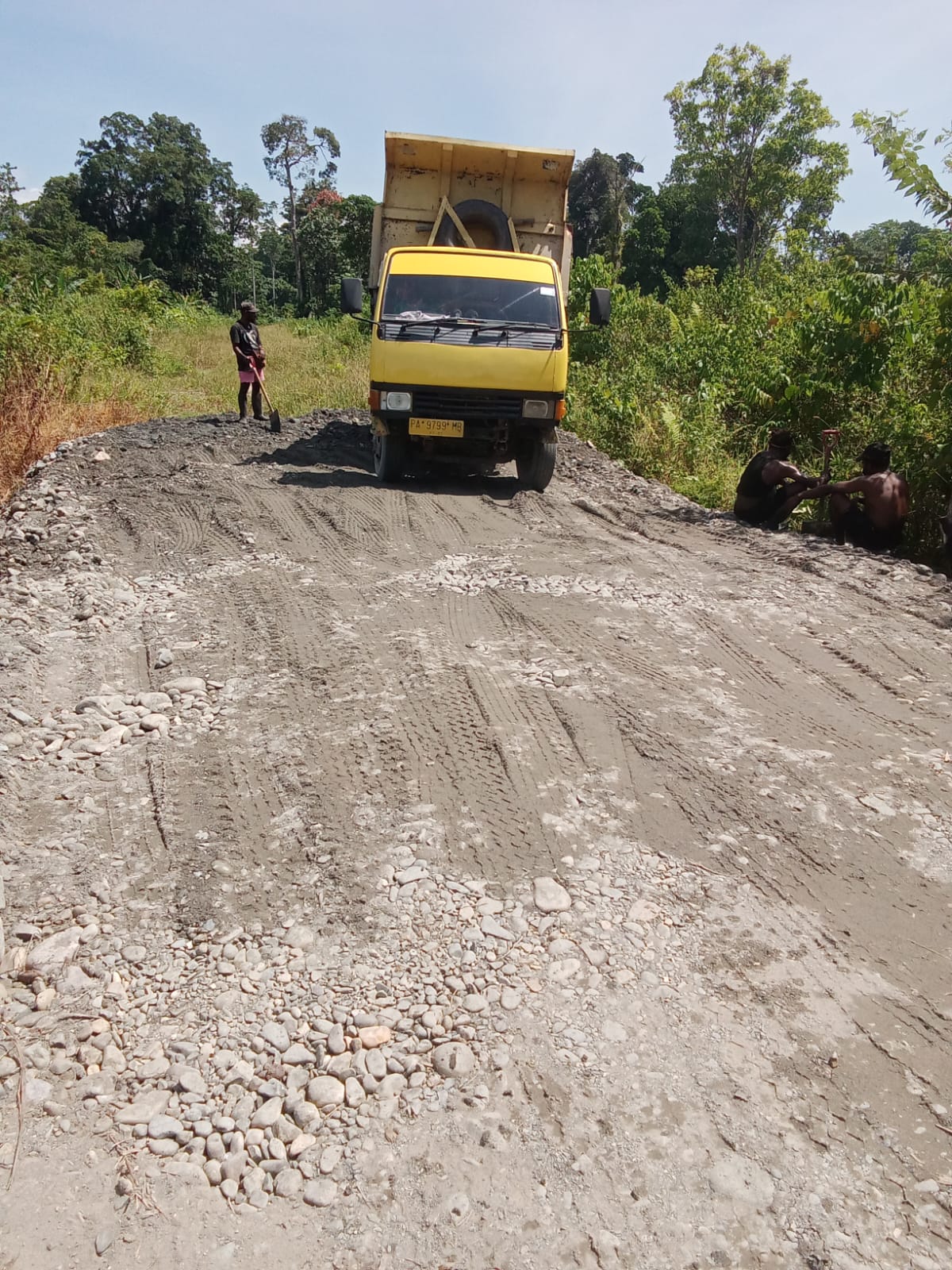 Proses penimbunan jalan tani di Kampung Mimika Gunung 