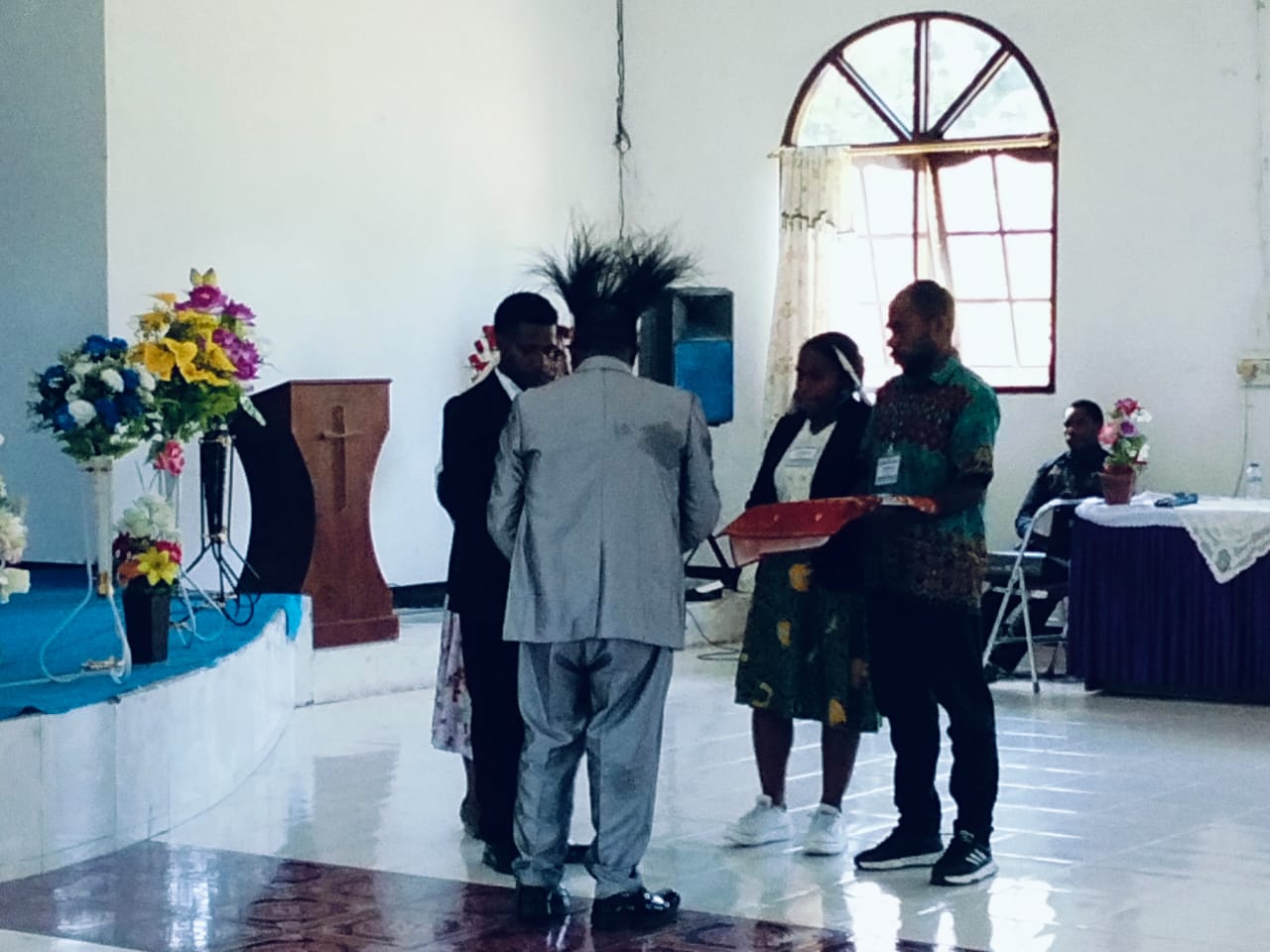 Pengalungan noken kepada perwakilan para tokoh gereja baptis West Papua 