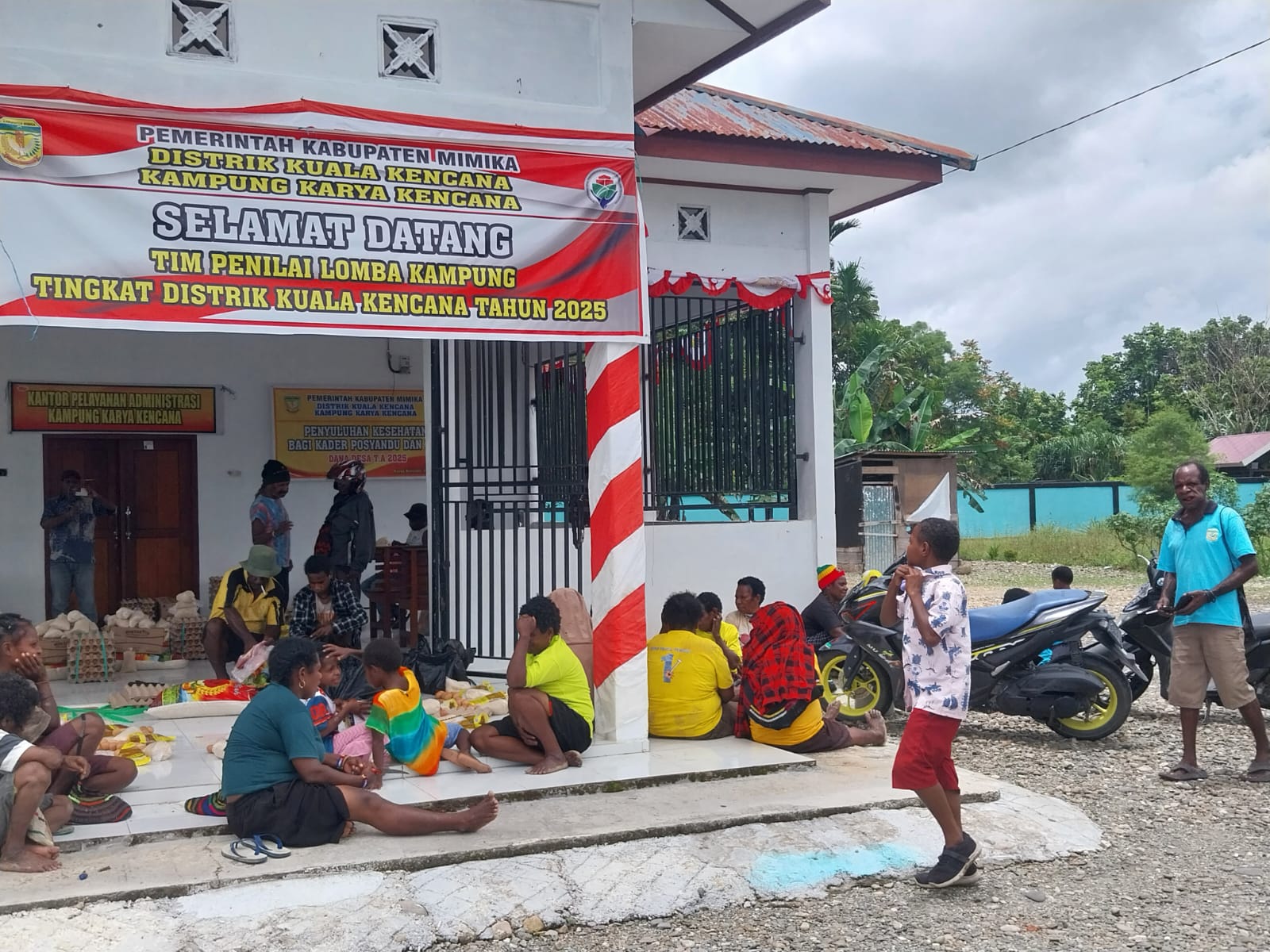 Warga saat menerima bantuan sembako di Kantor Kampung Karya Kencana