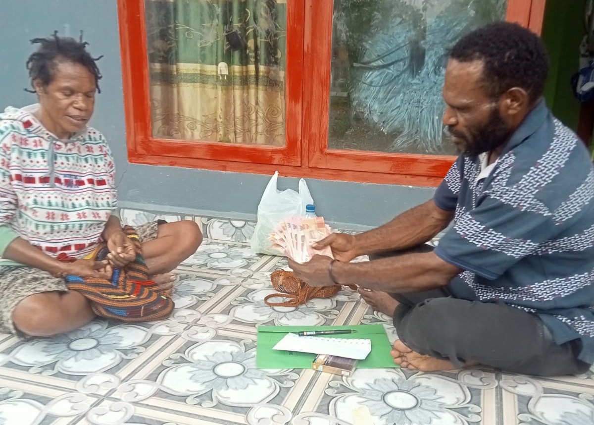 Aparatur Kampung Karya Kencana menyerahkan BLT kepada warga yang membutuhkan 