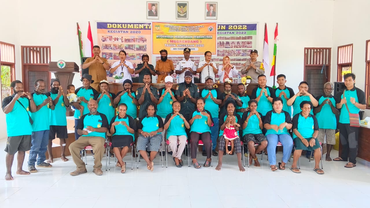Kepala Distrik kuala Kencana, Yemi Gobai, Kepala Kampung Tioka Kencana, Elmi Wunga, Sekertaris Kampung Tioka Kencana Andi Sahrul Akbar dan pendamping Desa saat foto bersama peserta musrenbang