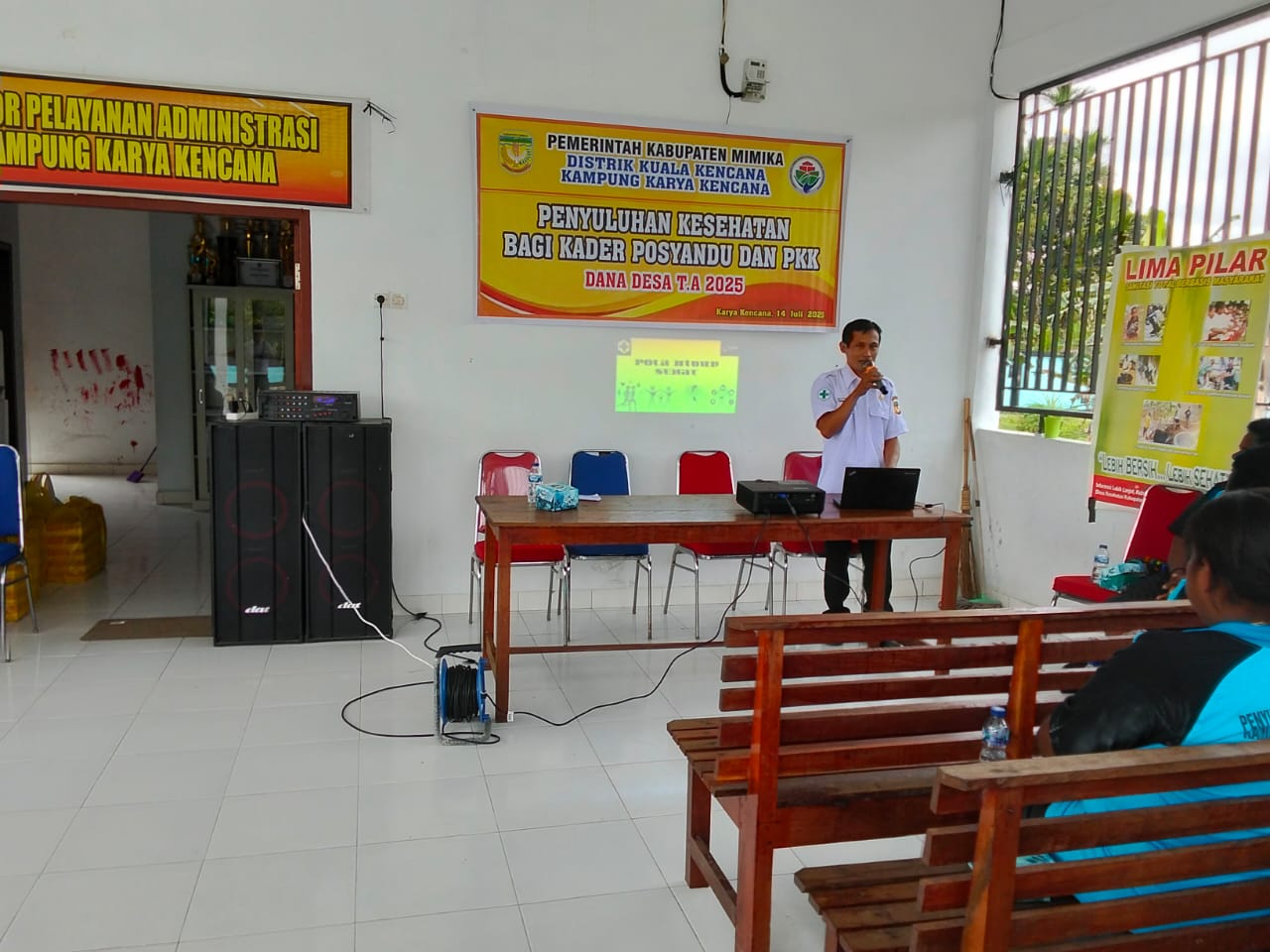 Seorang pemateri saat menyampaikan materi kepala ibu-ibu kader Posyandu dan PKK
