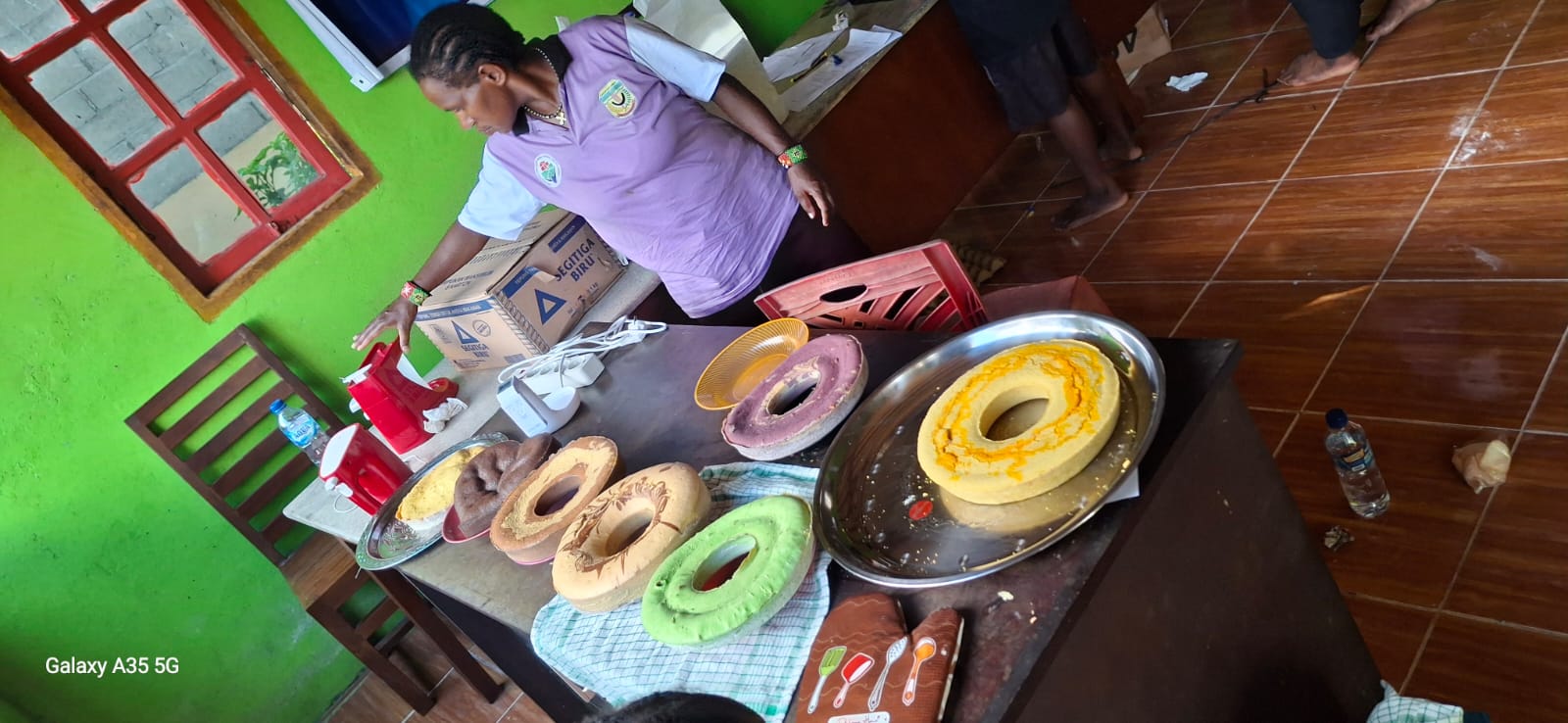 Kue-kue yang telah selesai dibuat