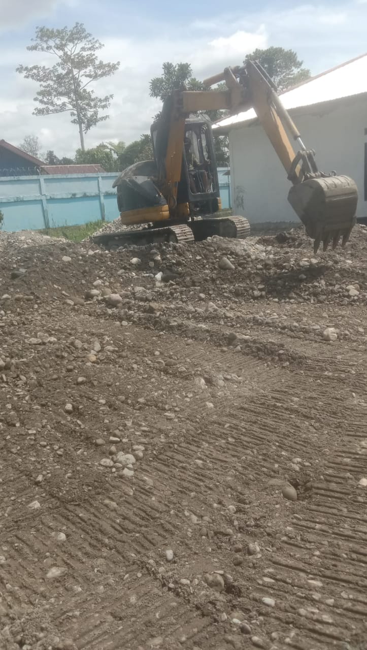 Penimbunan halaman gereja 