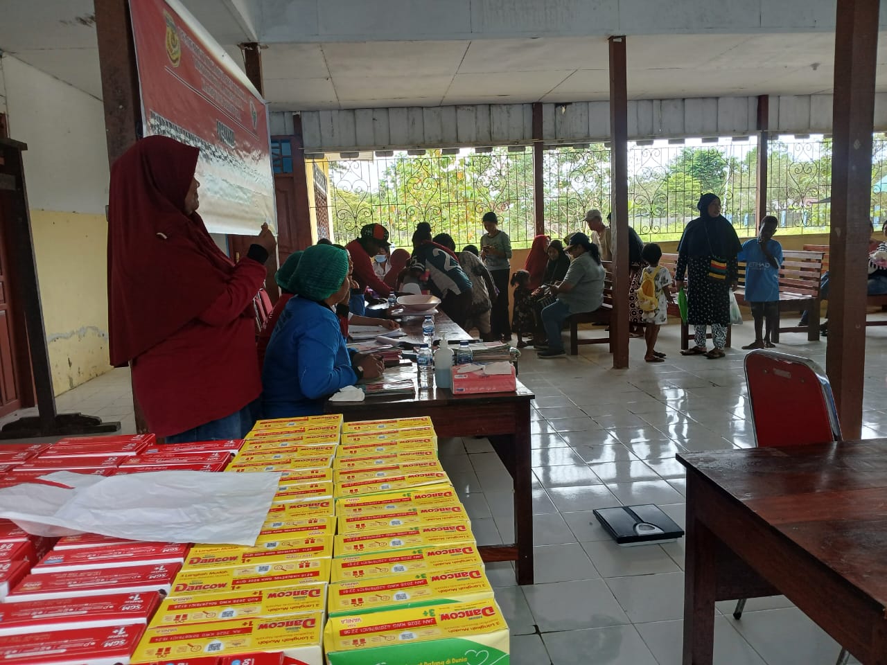 Suasana di Kantor Kampung Bhintuka sebelum pemberian makanan tambahan