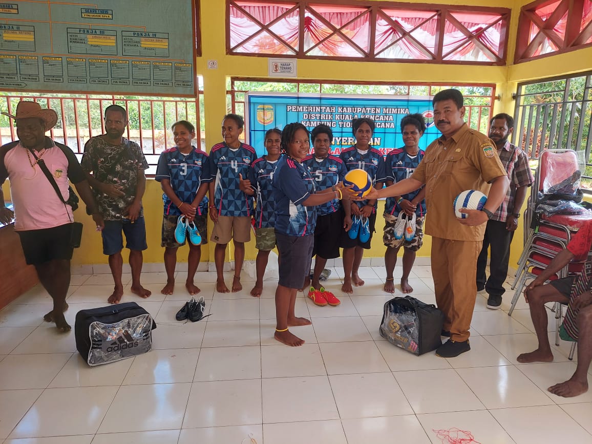 Sekertaris Kampung Tioka Kencana Andi shahrul Akbar saat menyerahkan pakaian dan fasilitas olahraga secara simbolis kepada pemuda pemudi kampung Tioka Kencana