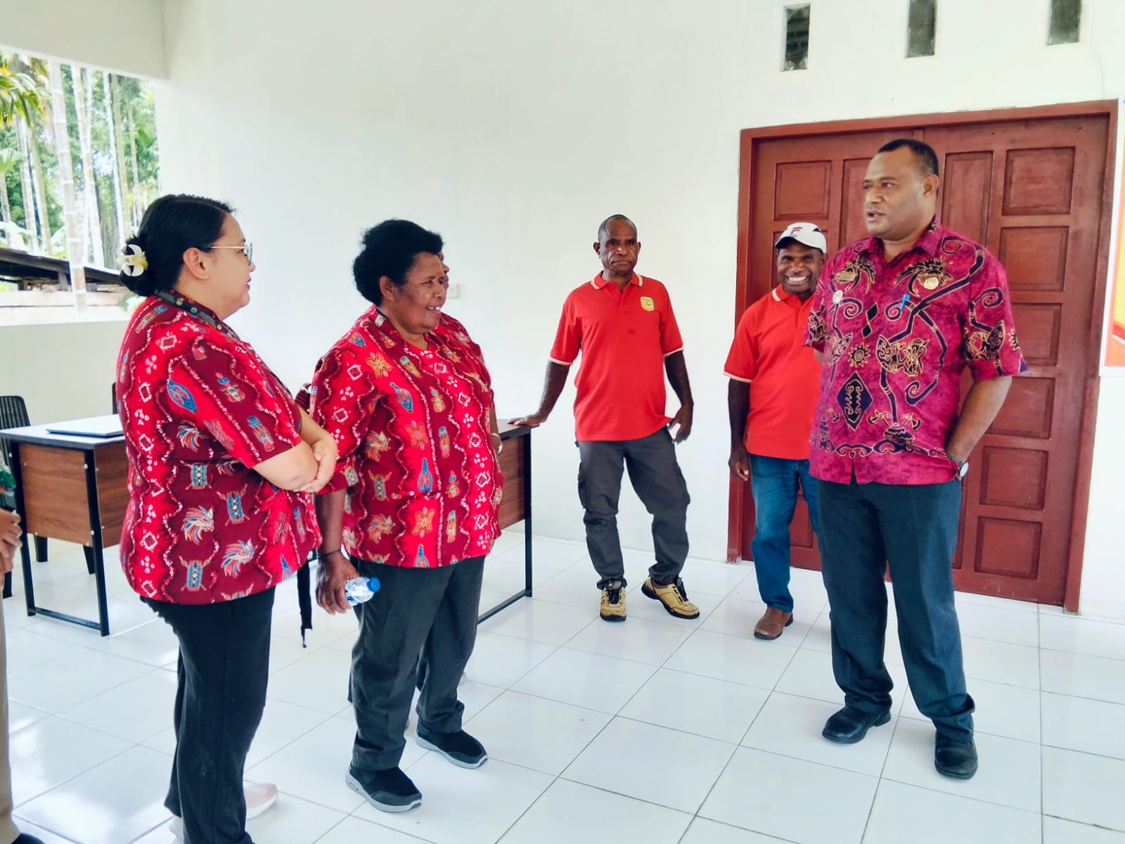 Kepala Distrik Kwamki Narama Edwin Habuebi bersama Kepala Kampung Bintang Lima Marthinus Kogoya saat berbincang-bincang dengan ibu-ibu kader PKK dan Posyandu 