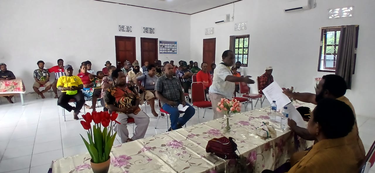 Proses pemilihan ketua-ketua RT di Kampung Utikini Satu yang dipimpin oleh Kepala Kampung Utikini Satu Luther Karagainal 