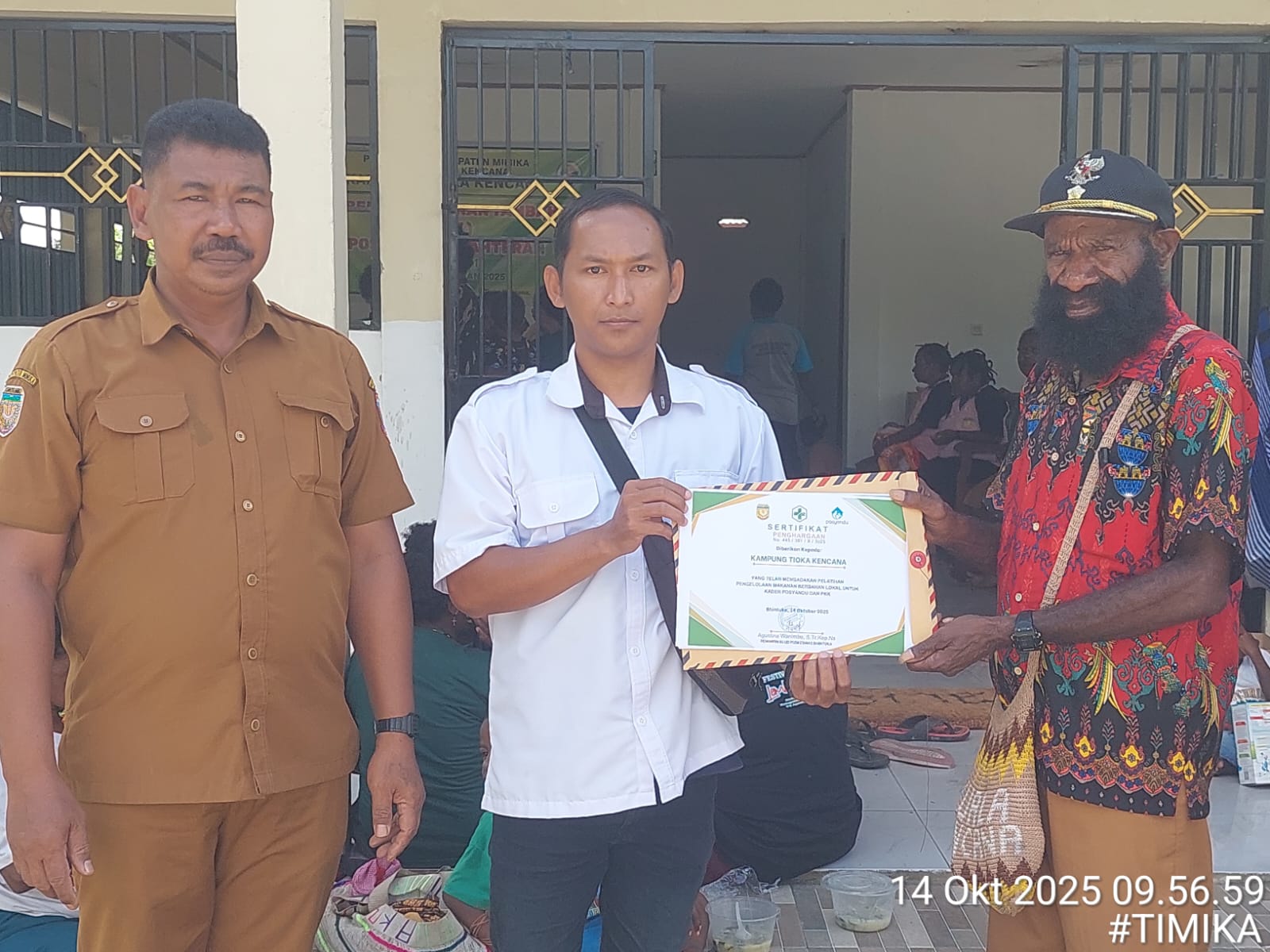 PEMKAM TIOKA KENCANA TERIMA PENGHARGAAN DARI PUSKESMAS BHINTUKA ATAS PELAKSANAAN POSYANDU