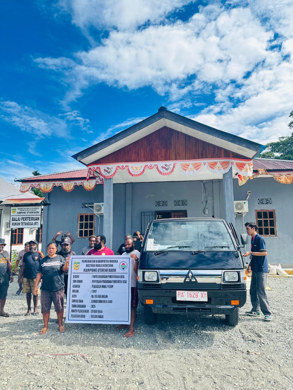 Kampung Utikini I saat foto bersama spanduk kegiatan dan mobil pickup