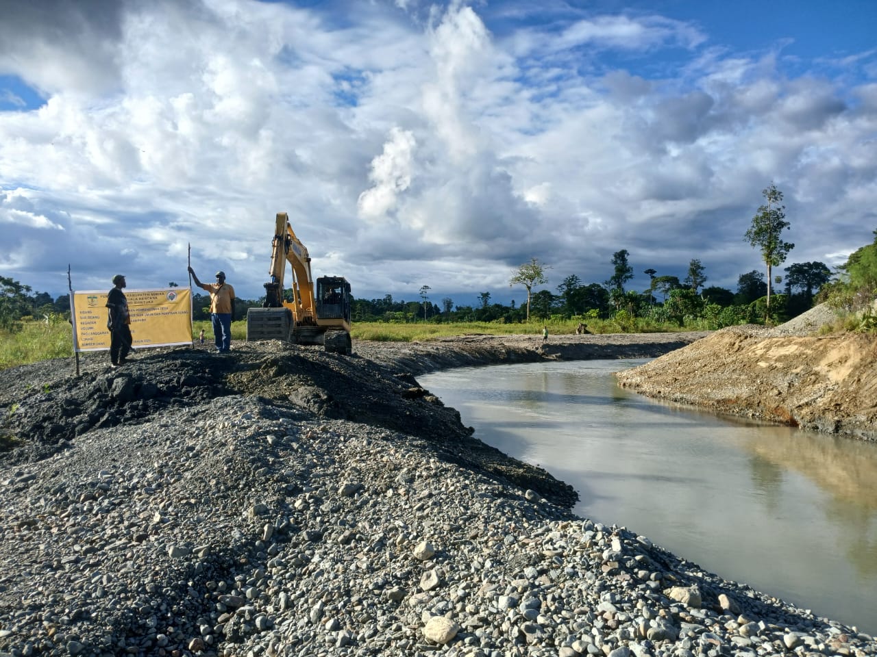 NORMALISASI SUNGAI DI KAMPUNG BHINTUKA CAPAI LEBIH DARI 1 KM, ALAT BERAT TERUS BEKERJA