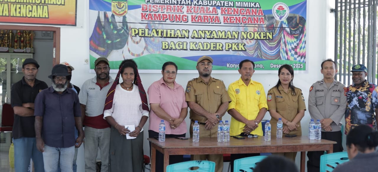 Foto bersama Kabid PMK, Frits Werimon, Kepala Kampung Karya Kencana, Rakam Suntoro, pendamping desa dan para kader PKK 