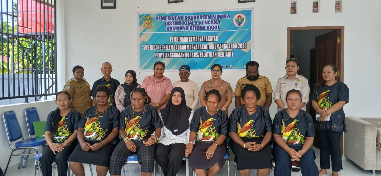 Foto bersama ibu-ibu PKK saat mengenakan baju yang mereka jahit sendiri