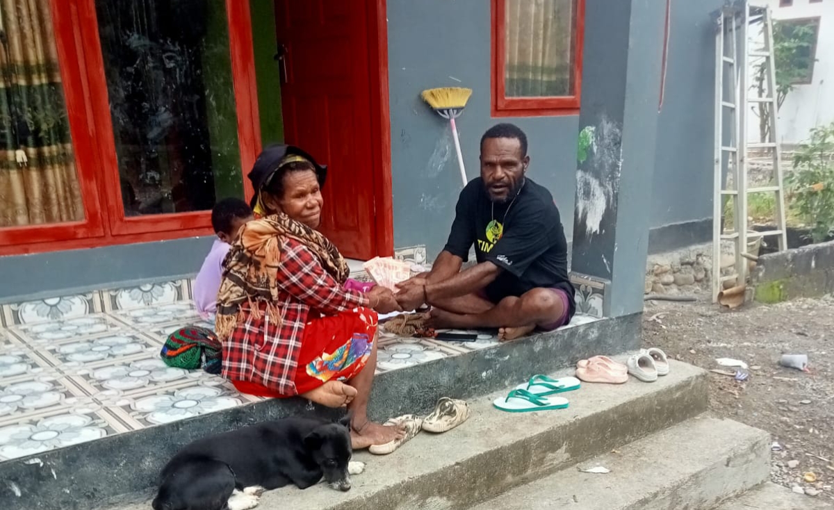 Aparatur Kampung Karya Kencana menyerahkan BLT kepada warga yang membutuhkan 