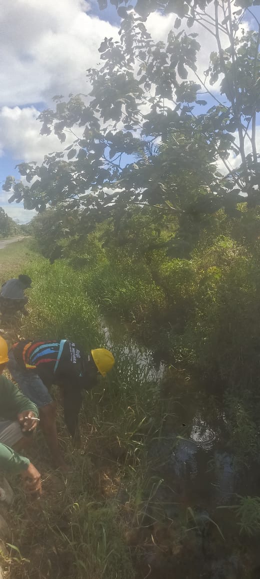Warga bergotong royong membersihkan parit
