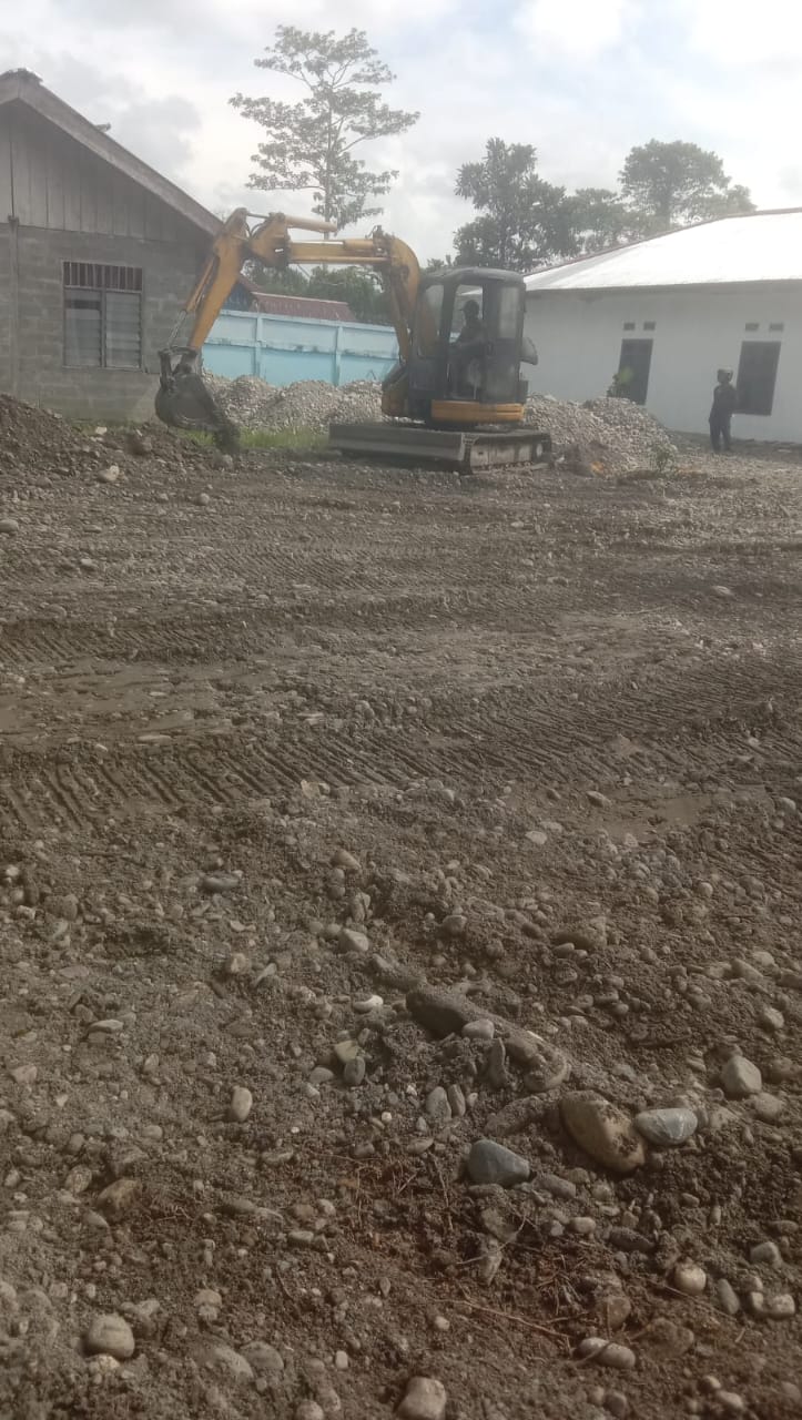 Proses penimbunan halaman gereja 