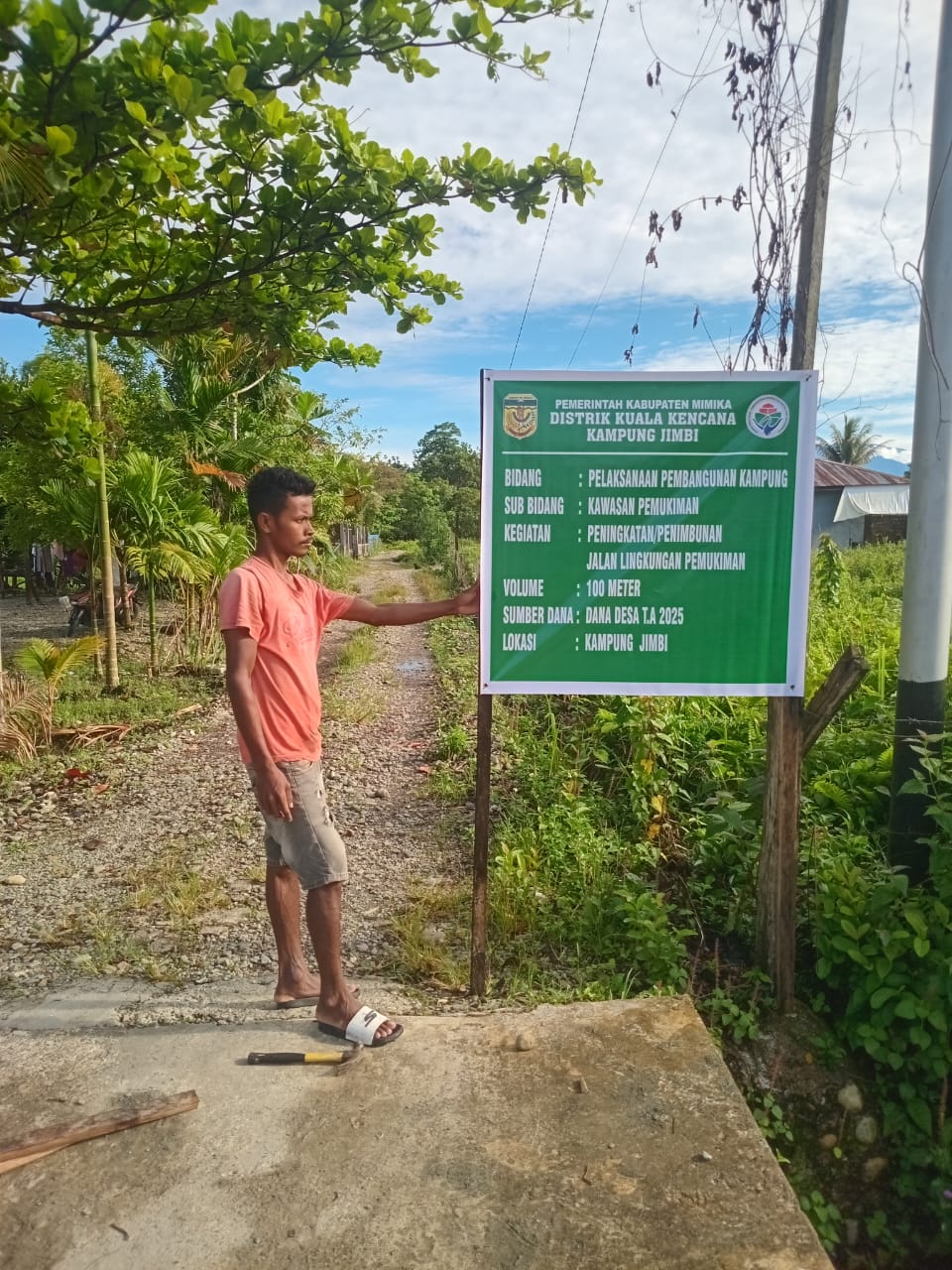 Spanduk kegiatan penimbunan jalan