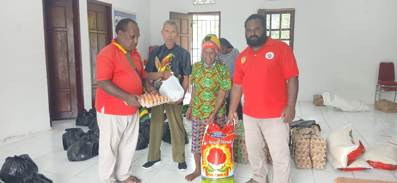 Penyaluran bantuan sembako yang dilakukan oleh Kampung Utikini I kepada warganya