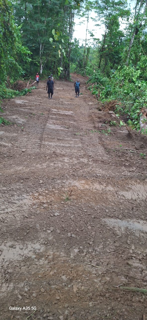 Kondisi jalan yang sudah selesai ditimbun