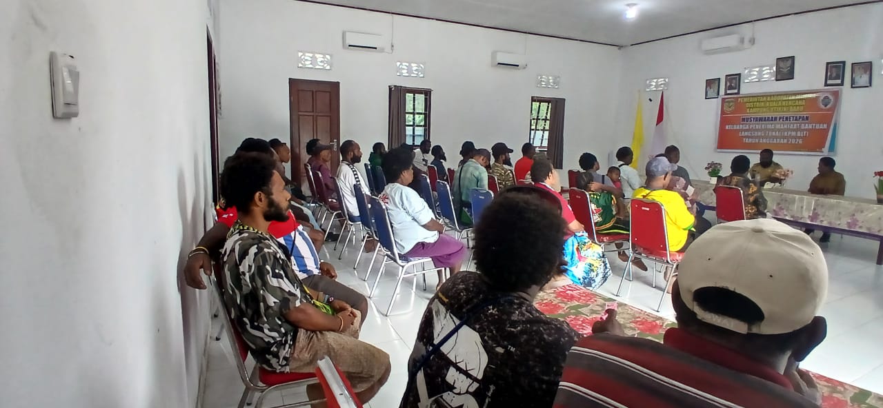 Proses pemilihan ketua-ketua RT di Kampung Utikini Satu yang dipimpin oleh Kepala Kampung Utikini Satu Luther Karagainal 