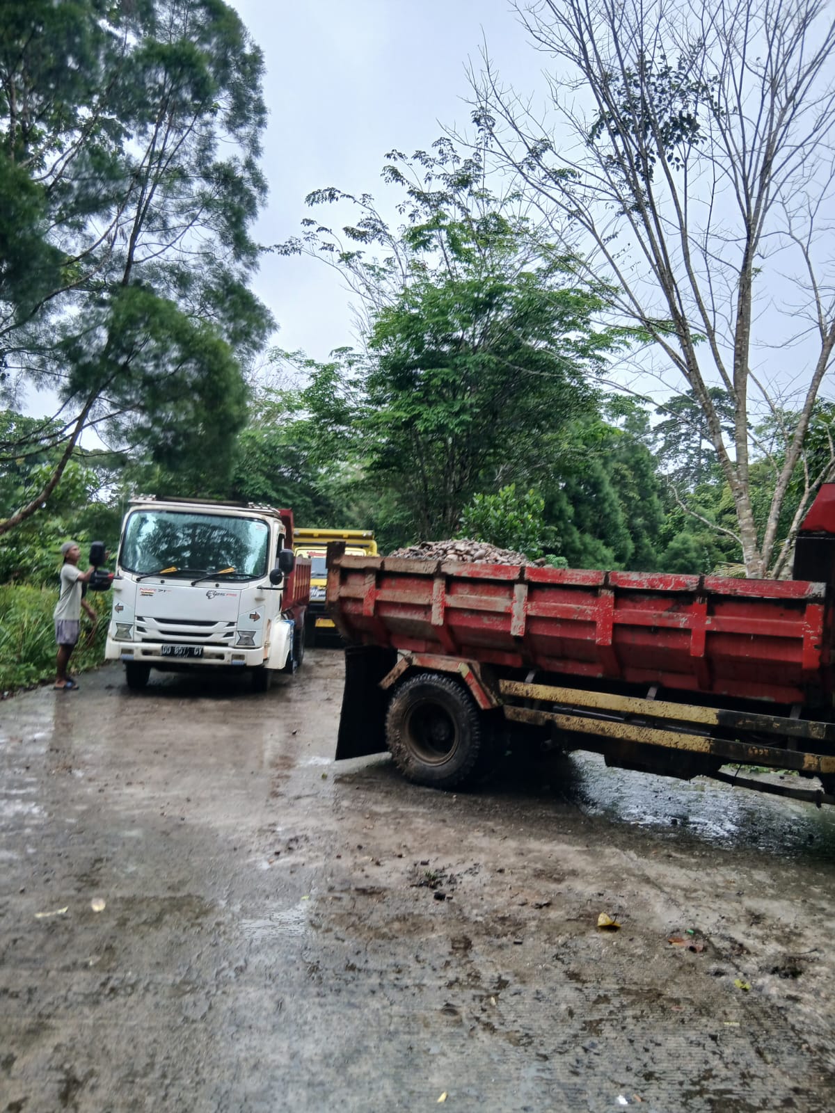 Beberapa truk yang mengangkut material saat menganti untuk membuang timbunan 