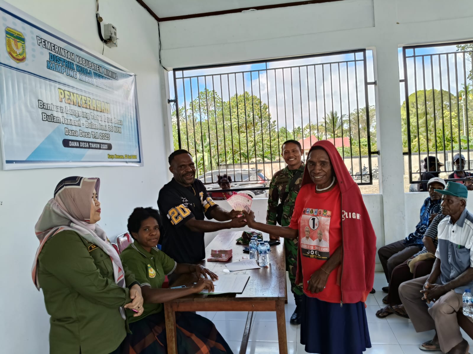 Seorang warga Lansia saat menerima BLT