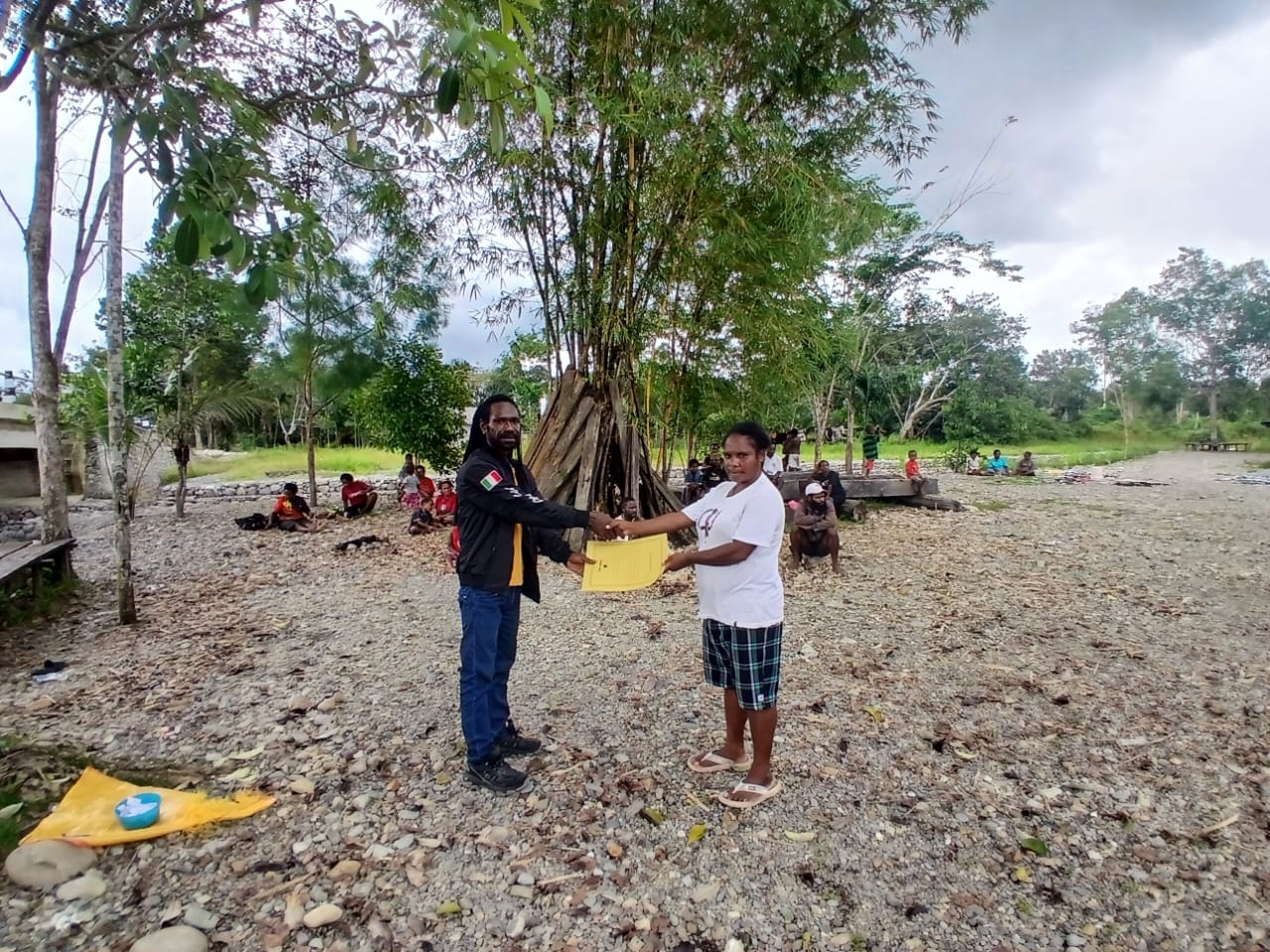 Warga saat menyerahkan hasil pemilihan ketua RT kepada pengurus Pemerintah kampung 