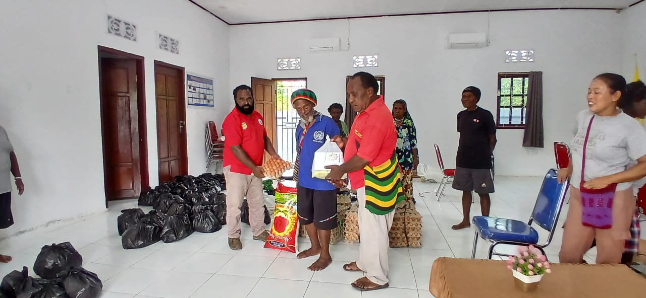 Penyaluran bantuan sembako yang dilakukan oleh Kampung Utikini I kepada warganya
