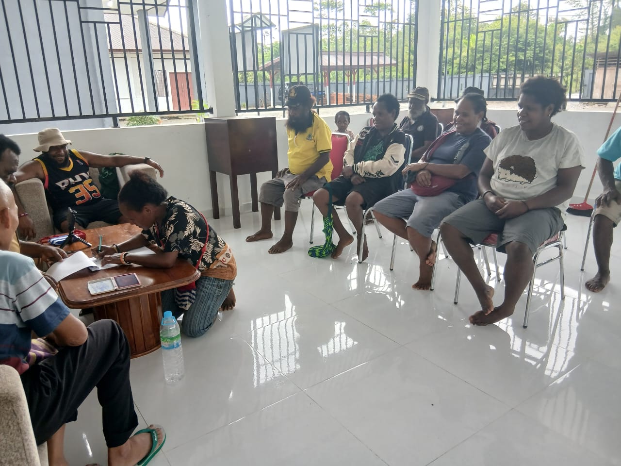 Suasana pada saat penyerahan kunci rumah kepada warga