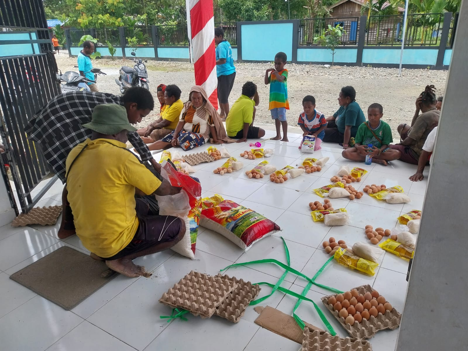 Aparatur kampung saat memisahkan bantuan untuk selanjutnya diberikan kepada warga