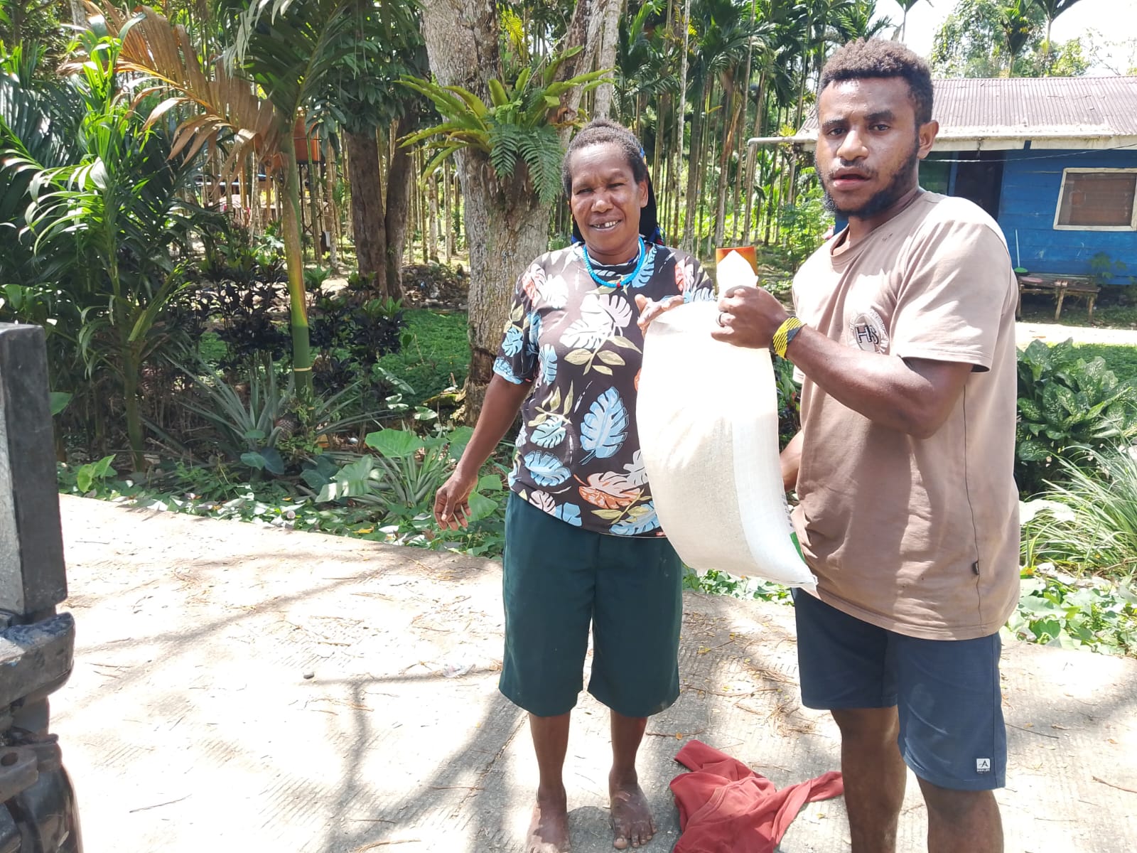 Warga Kampung Utikini II saat menerima bantuan beras